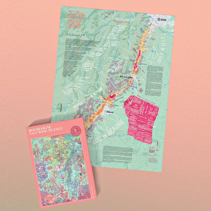 Die Verpackung des "Bourgogne 1000 Wine Puzzle" liegt neben einem aufgeschlagenen Poster, das die Weinroute Côte d'Or (Côte de Nuits und Côte de Beaune) darstellt.