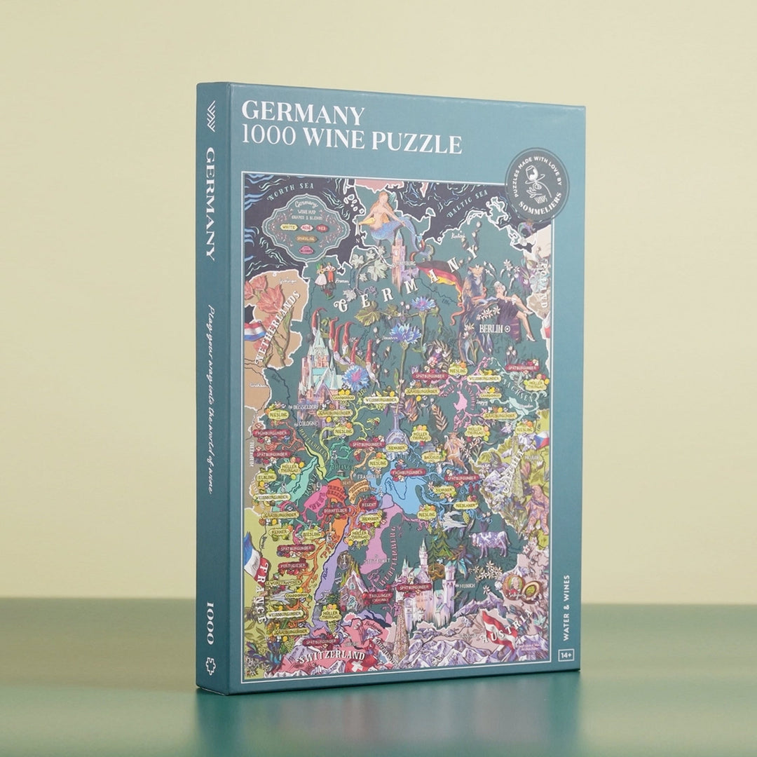 Geschlossene türkisfarbene Box des "Germany 1000 Wine Puzzle" mit der illustrierten Weinlandkarte Deutschlands, hochkant vor einem hellen Hintergrund.