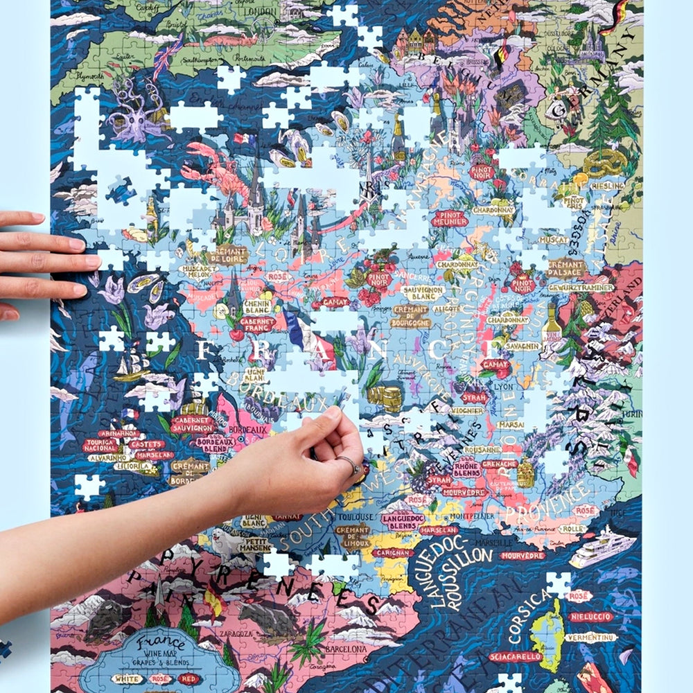 Detail eines Ausschnitts einer Frankreich-Karte und dem Begleitheft, das die Klassifizierung des Bordeaux-Weins (1855) zeigt.