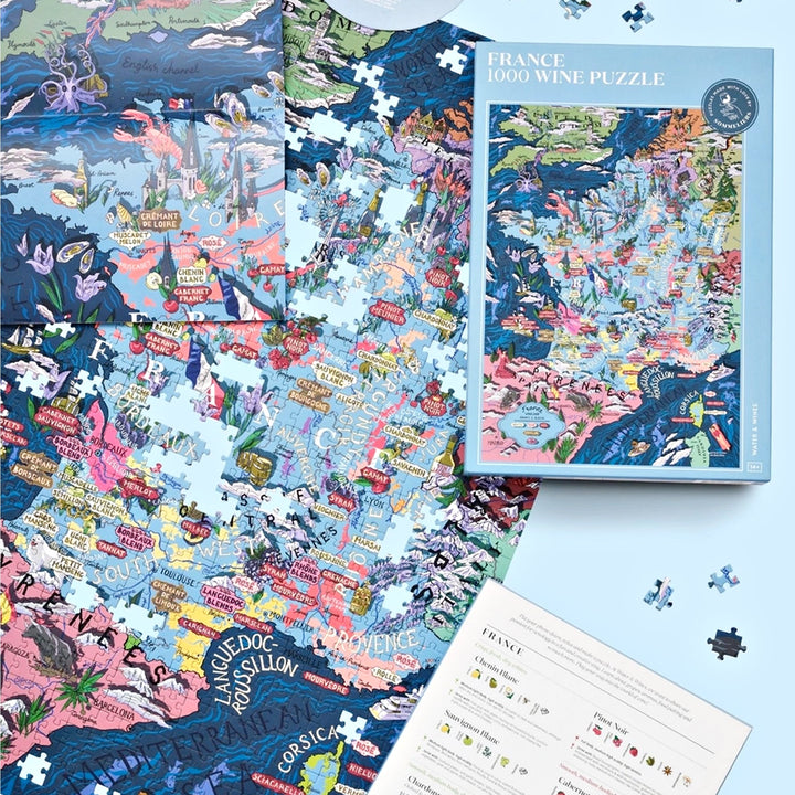 Detailansicht des informativen Begleithefts, das die Wein-Appellationen Frankreichs (AOC/AOP), Weintypen und die Hauptrebsorten erklärt.