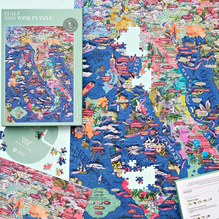 Arrangement aus der Puzzle-Box und der unvollendeten Italien-Karte, die Weinregionen wie Toskana, Apulien und Sizilien zeigt.