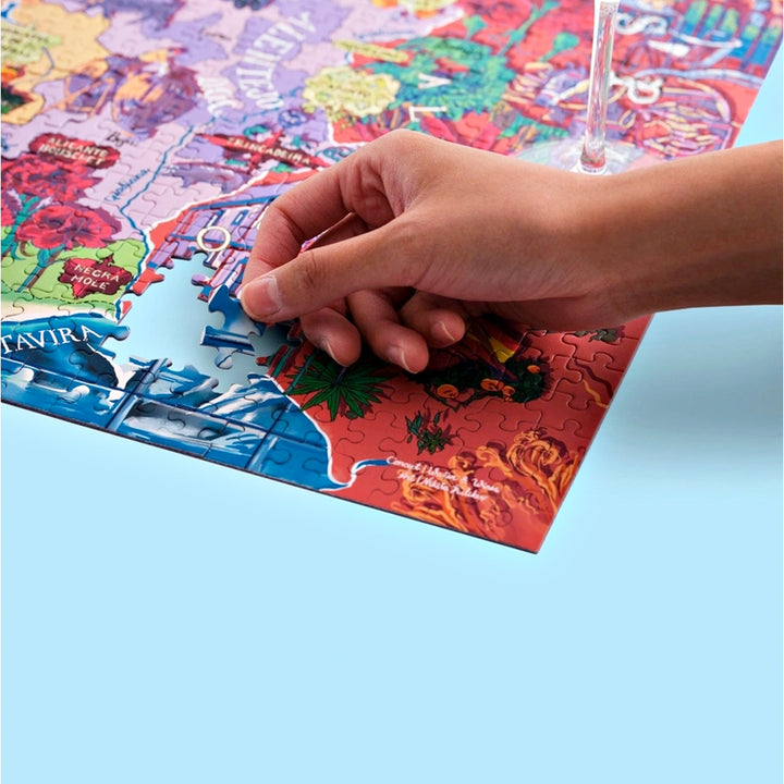 Detailansicht des Puzzles, die die Douro-Region zeigt, mit Illustrationen der terrassierten Weinberge, des Douro-Flusses und Portwein-Details.