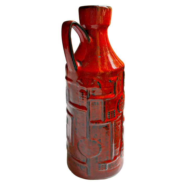Retrovase aus Glas mit Henkel, schlanke Form im Vintage-Look, freigestellt vor weißem Hintergrund.