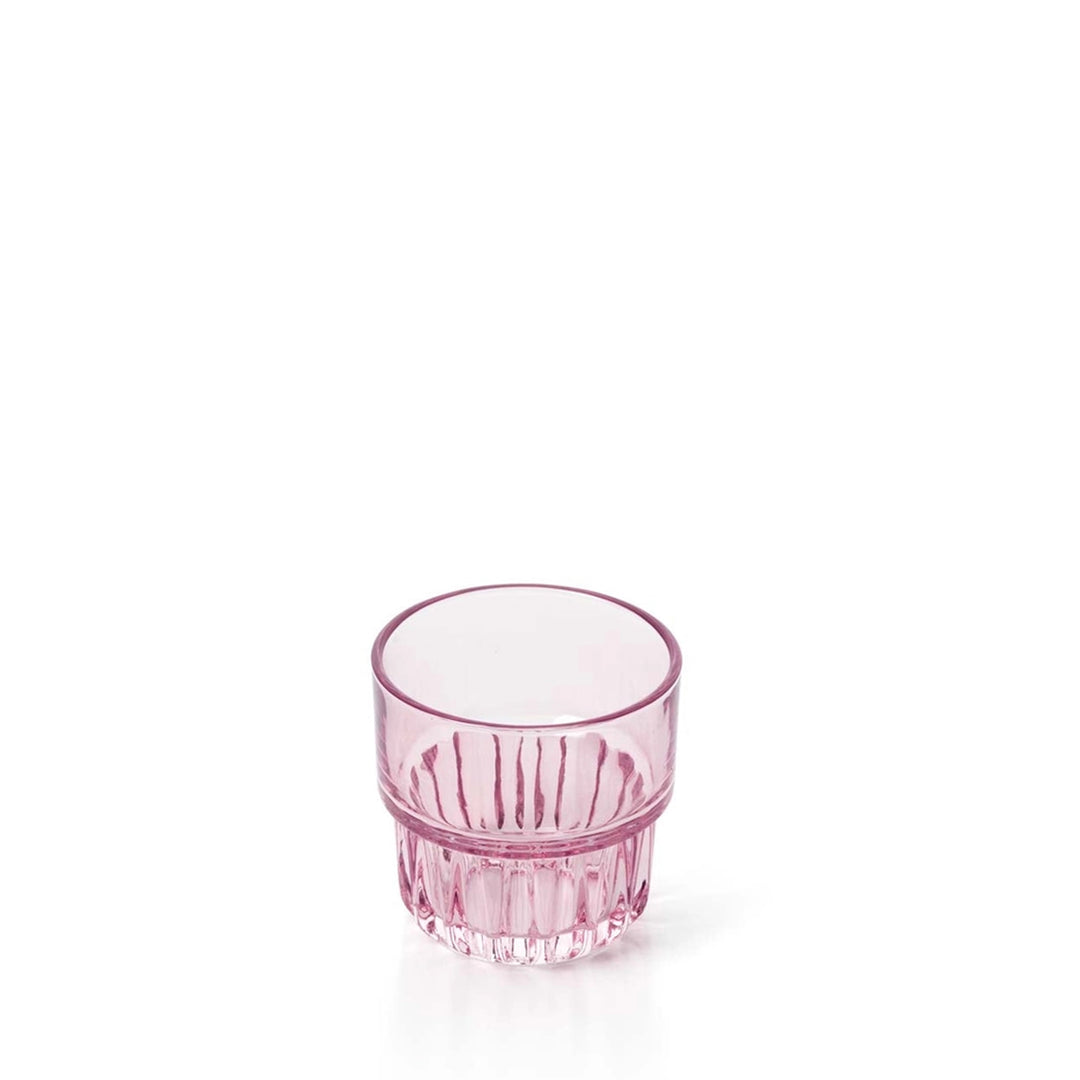 Kleines rosa Glas mit glatter Wand und facettiertem Fuß