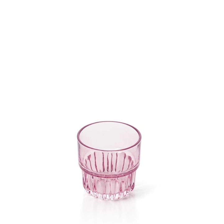 Kleines rosa Glas mit glatter Wand und facettiertem Fuß