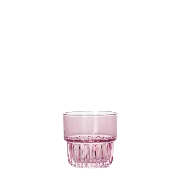 Kleines rosa Trinkglas mit glatter Wand und facettiertem Boden