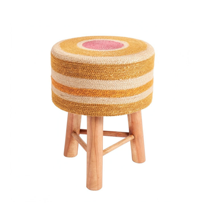 Runder Hocker mit gelb, cremefarben und orange gestreiftem Geflecht, rosa Kreis auf der Sitzfläche und vier hellen Holzbeinen