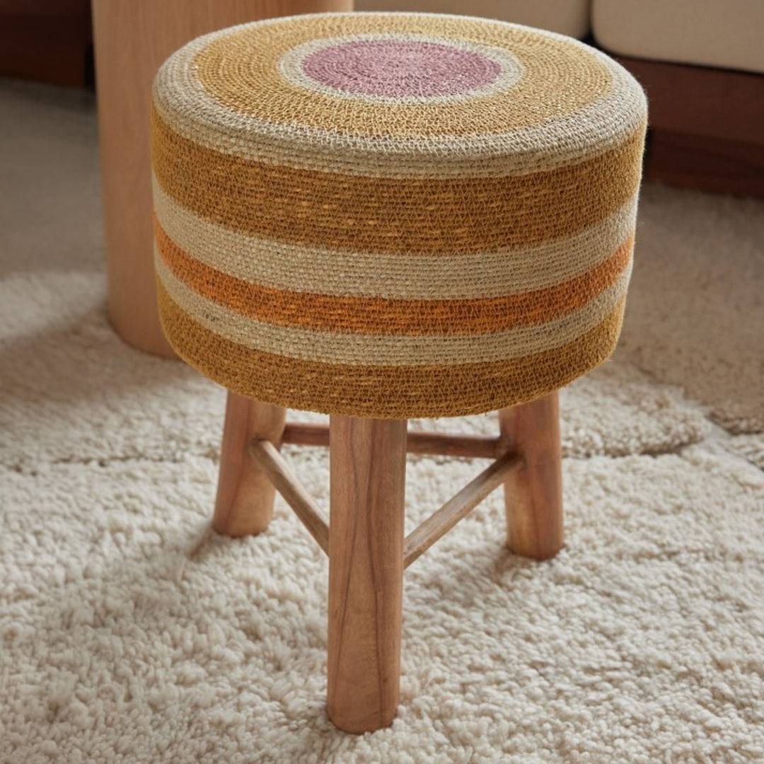 Runder Hocker mit gelb-orangem Geflecht und Holzbeinen