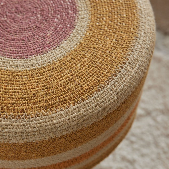Runder Hocker mit gelb-orangem Geflecht und Holzbeinen