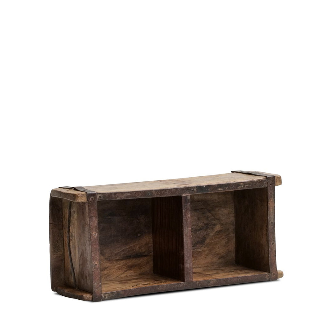 Rustikale Holzkiste mit zwei Fächern und Metallbändern