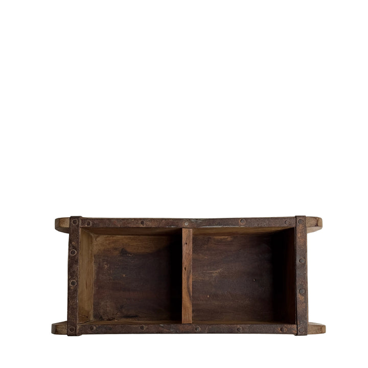 Rustikale Holzkiste mit zwei Fächern und Metallbändern