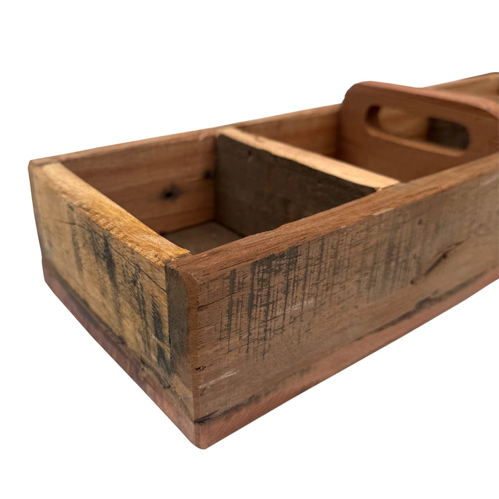 Rustikaler Holzkasten mit Fächern und Tragegriff
