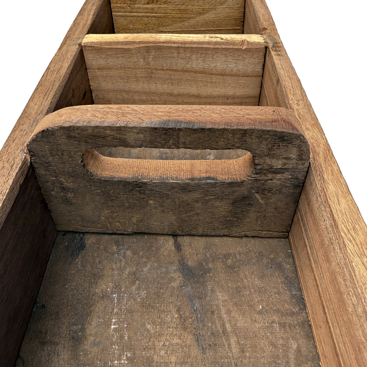 Rustikaler Holzkasten mit Fächern und Tragegriff