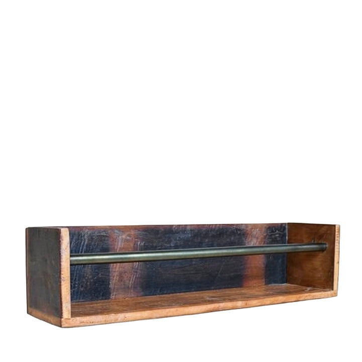 Langes Holzregal mit Metallstange vor der dunklen Rückwand und offenen Seiten auf weißem Hintergrund