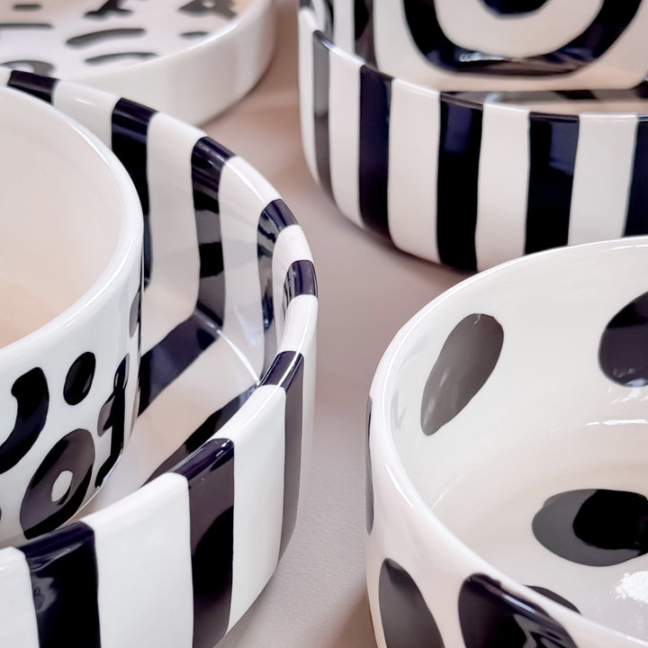 Stilvolle gestreifte Design-Schüssel - Schwarz-Weiß