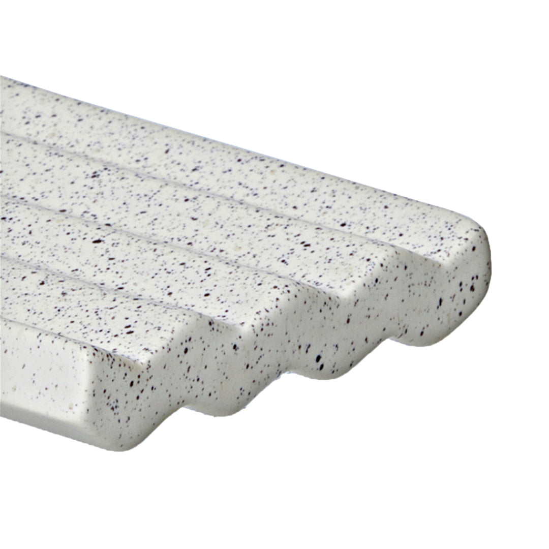 Gewellte, weisse Seifenablage mit kleinen Punkten