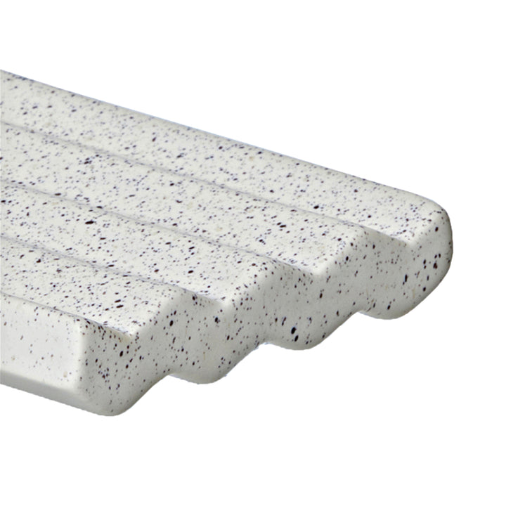 Gewellte, weisse Seifenablage mit kleinen Punkten