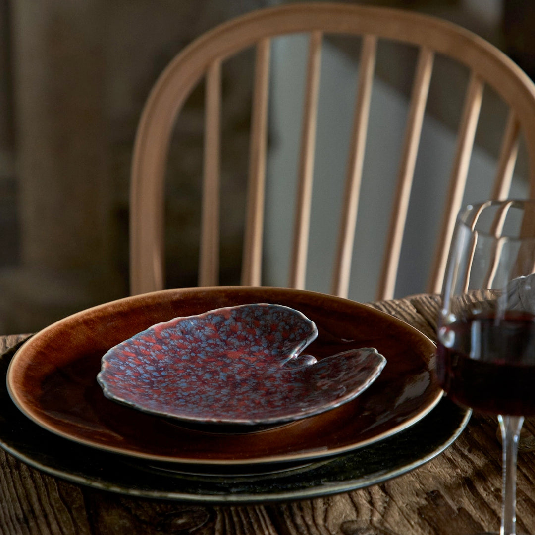 Wunderschöner, dunkelroter Teller in Blattform