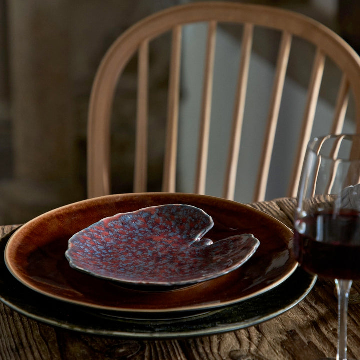 Wunderschöner, dunkelroter Teller in Blattform