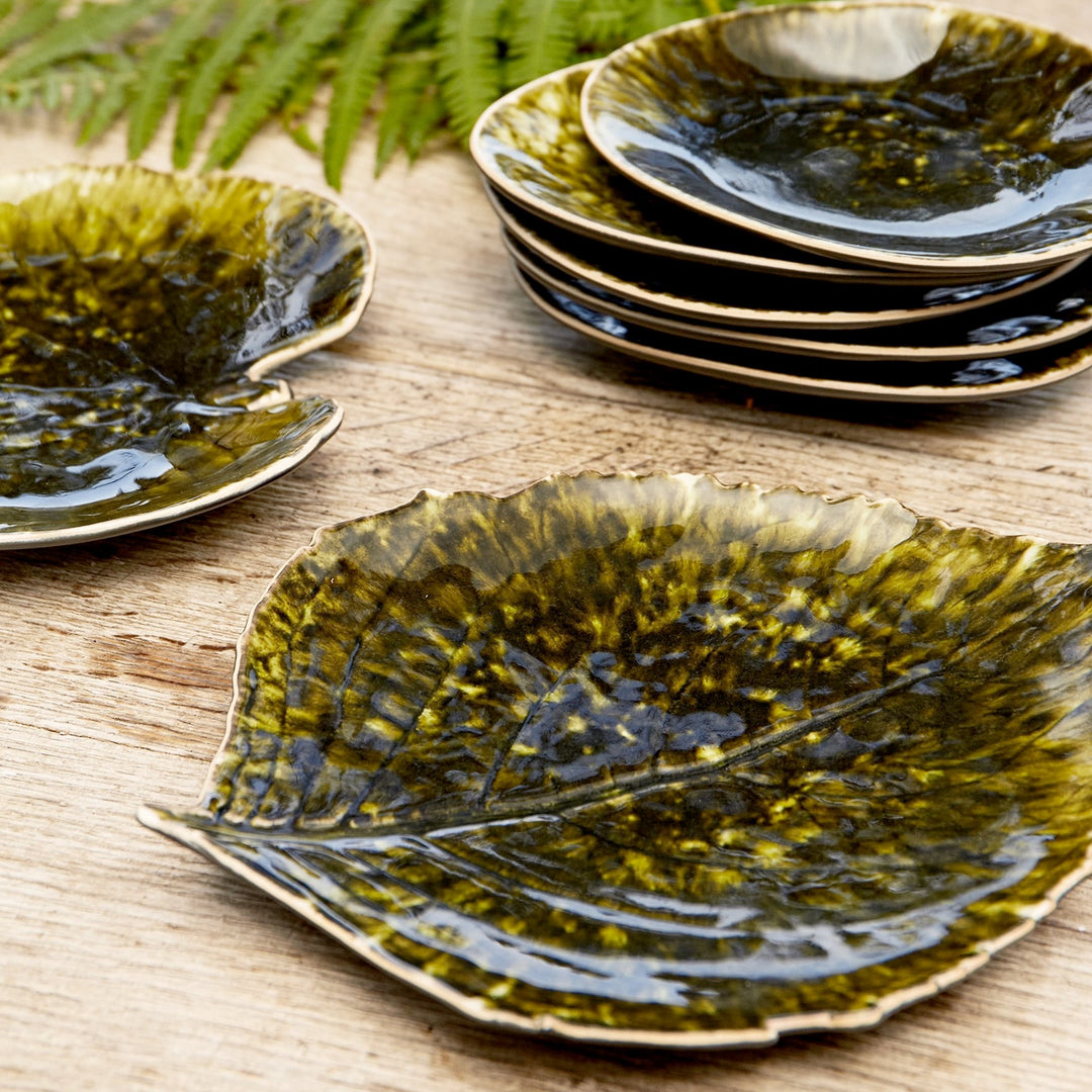 Wunderschöner, grüner Teller in Hortensienblattform