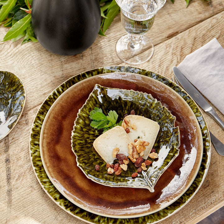 Wunderschöner, grüner Teller in Hortensienblattform