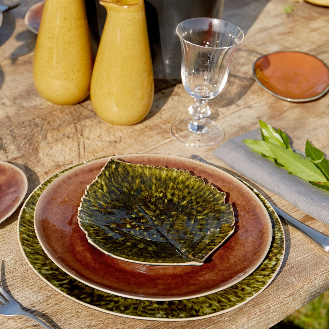 Wunderschöner, grüner Teller in Hortensienblattform