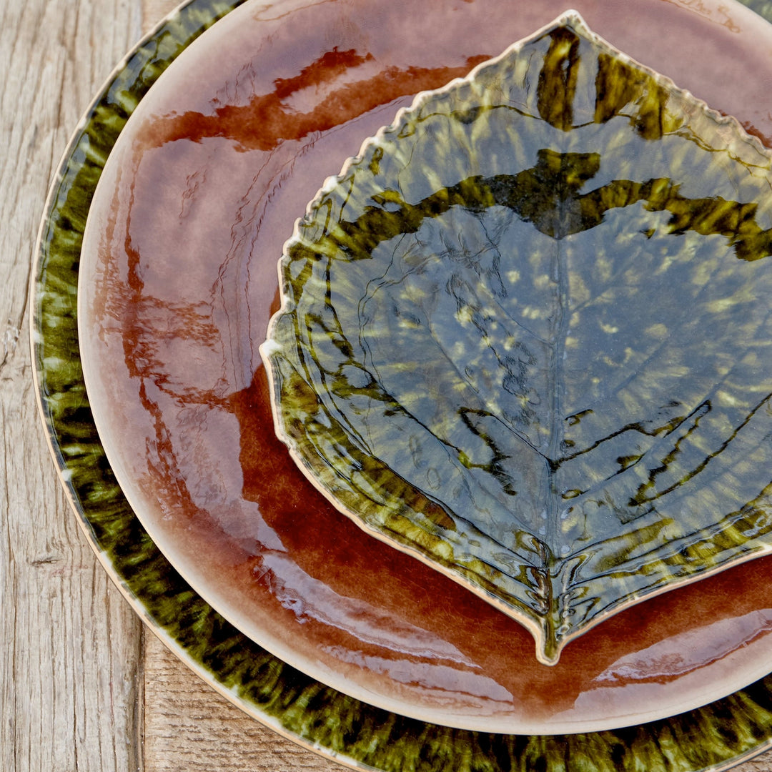 Wunderschöner, grüner Teller in Hortensienblattform