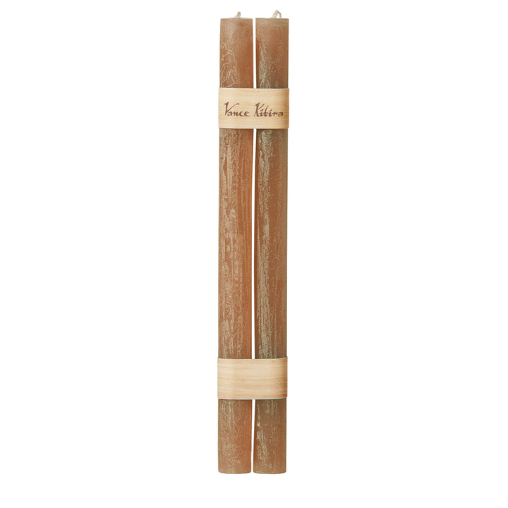 Stabkerzenpaar von Vance Kitira in hellbraunem Cane Sugar Ton, rustikale Oberfläche, 31 cm hoch