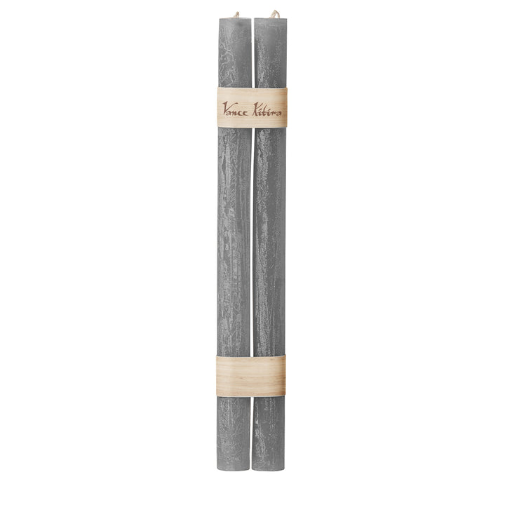 Stabkerzenpaar von Vance Kitira in schlichtem Grau, strukturierte Oberfläche, 31 cm hoch