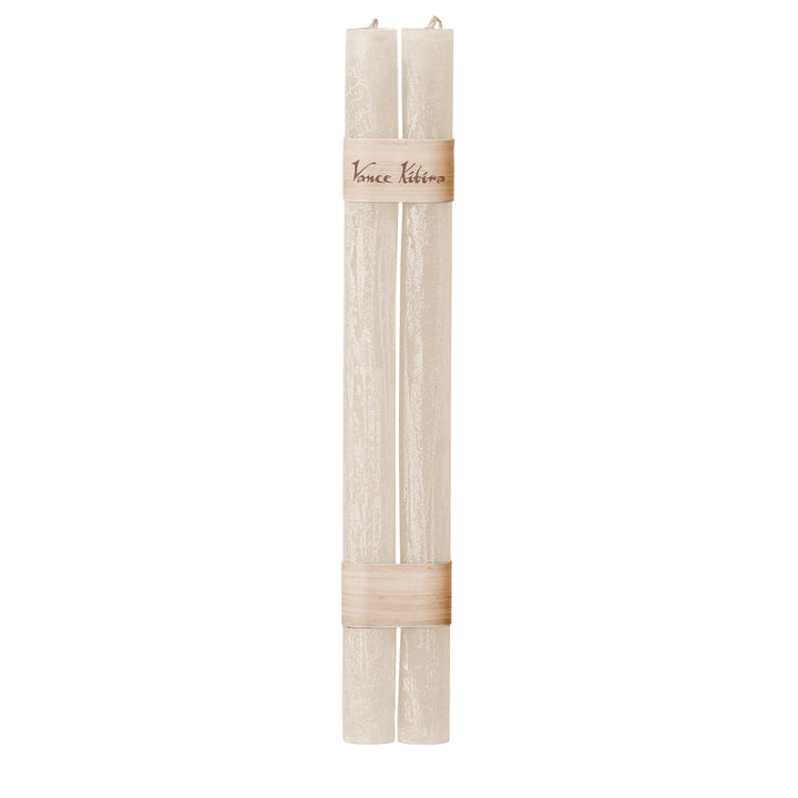 Stabkerzenpaar von Vance Kitira in sanftem Melon White, leicht strukturierte Oberfläche, 31 cm hoch