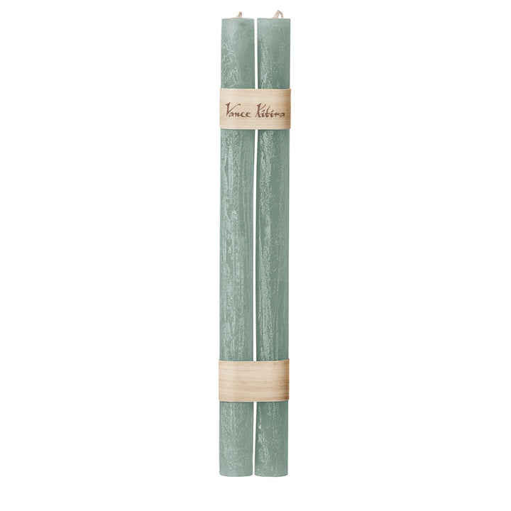 Stabkerzenpaar von Vance Kitira in zartem Misty Blue, rustikale Oberfläche, 31 cm hoch