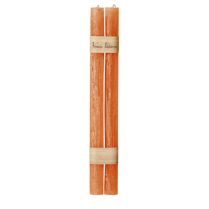 Stabkerzenpaar von Vance Kitira in pfirsichfarbenem Ton, rustikale Textur, 31 cm hoch