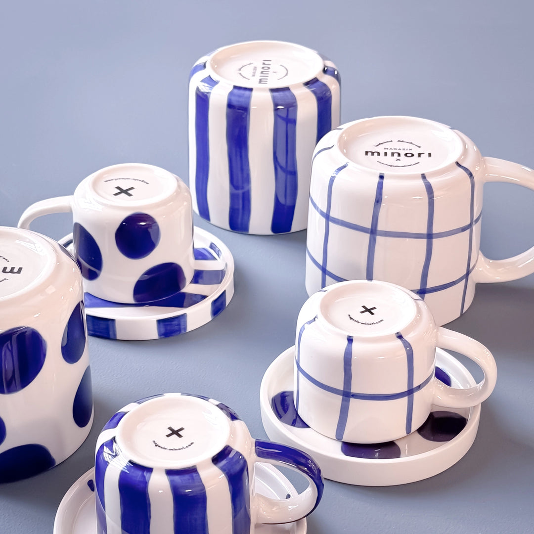 Stilvolle Tasse mit vertikalen Streifen - Blau-Weiß