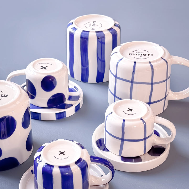 Stilvolle Tasse mit vertikalen Streifen - Blau-Weiß