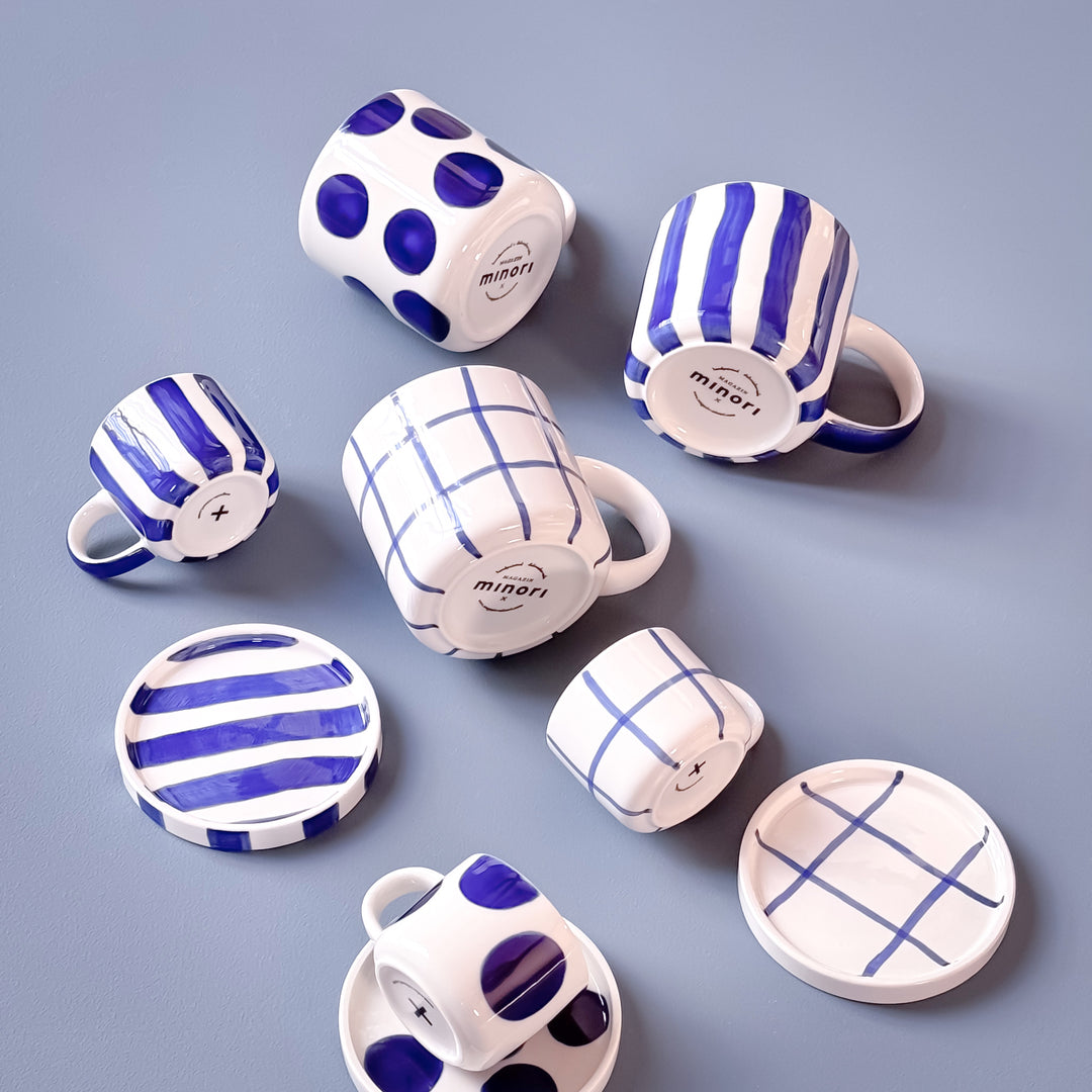 Stilvolle Tasse mit vertikalen Streifen - Blau-Weiß