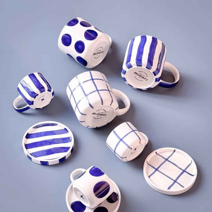 Stilvolle Tasse mit vertikalen Streifen - Blau-Weiß