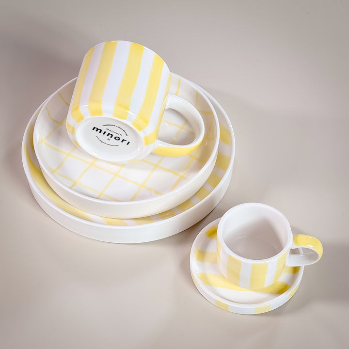 Stilvolle Tasse mit vertikalen Streifen - Gelb-Weiß