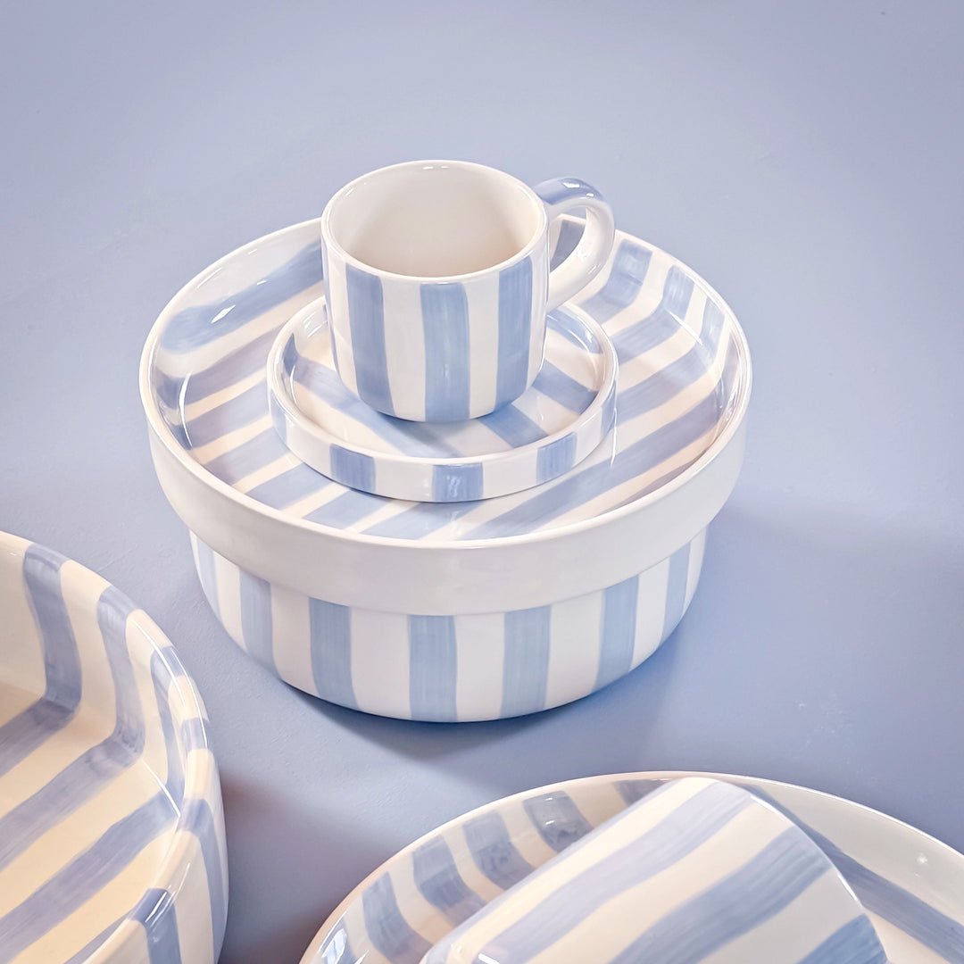 Stilvolle Tasse mit vertikalen Streifen - Hellblau-Weiß