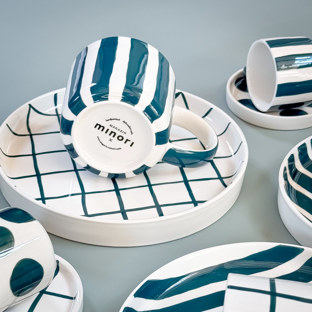 Stilvolle Tasse mit vertikalen Streifen - Türkis-Weiß