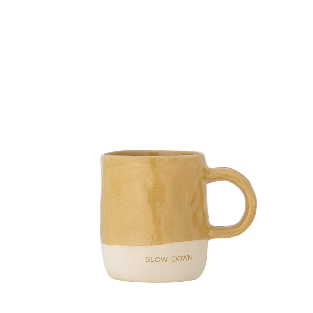 zweifarbige Keramiktasse in Gelb und Beige mit Henkel und dezentem Schriftzug „SLOW DOWN“ am unteren Rand