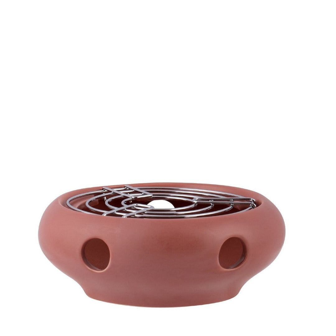 Rostrotes Keramik-Teestövchen mit Metall-Gitterrost, unglasiert.