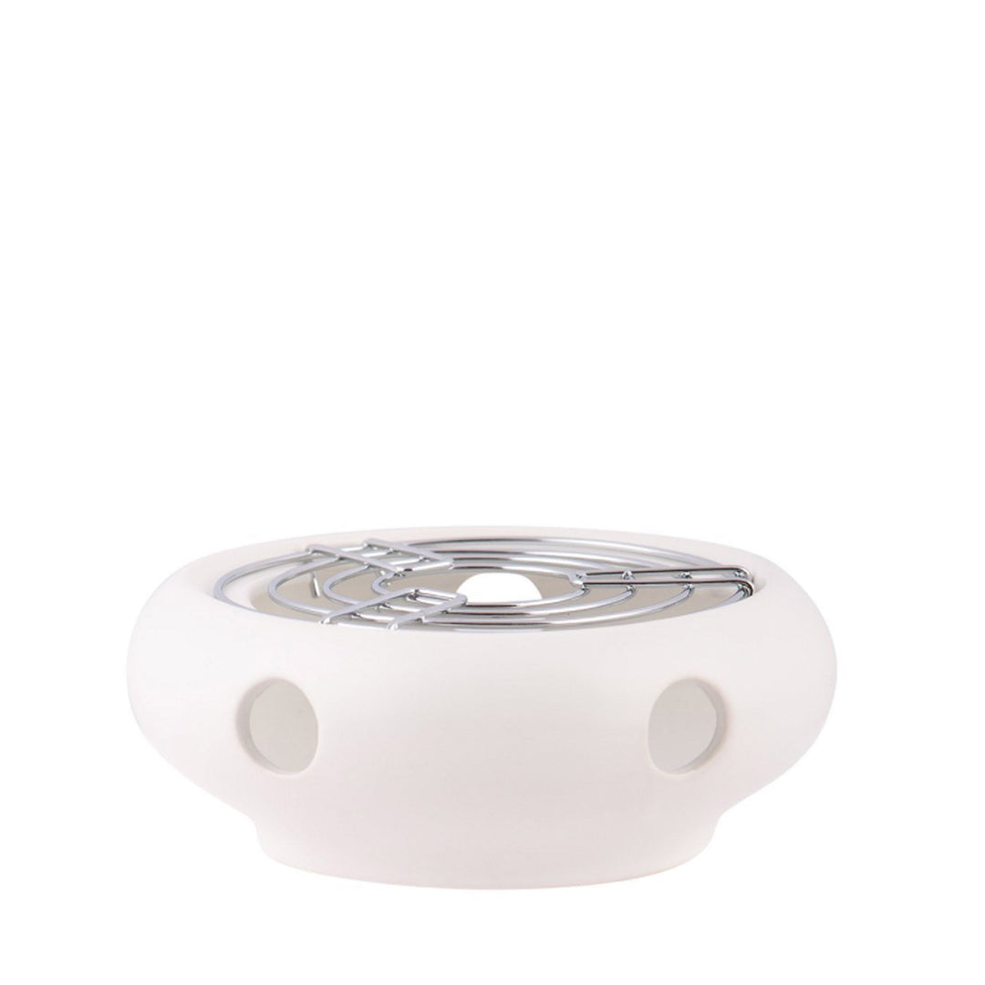 Cremeweißes Keramik-Teestövchen mit Metall-Gitter für Teelichter.