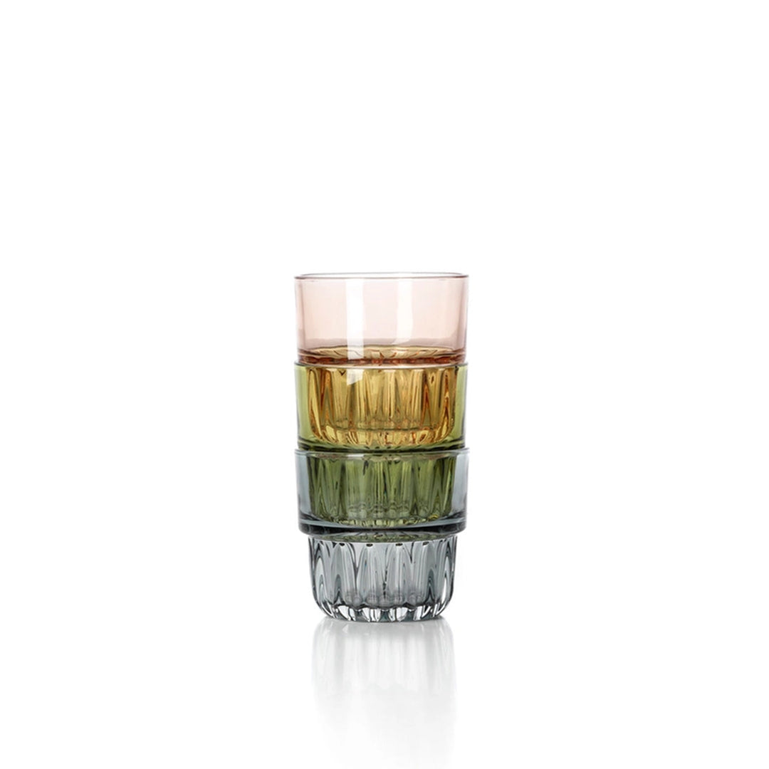 Kleines rosa Glas mit glatter Wand und facettiertem Fuß