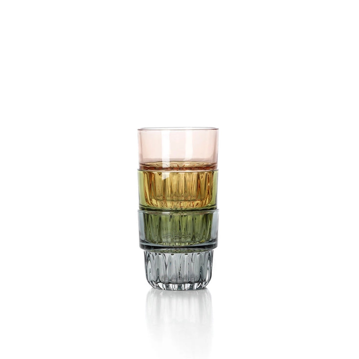 Kleines rosa Glas mit glatter Wand und facettiertem Fuß