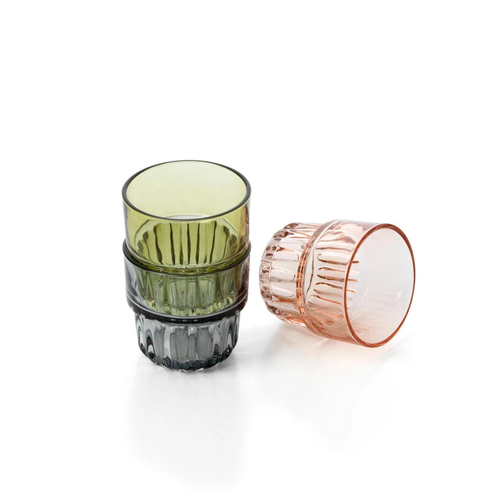 Kleines rosa Glas mit glatter Wand und facettiertem Fuß