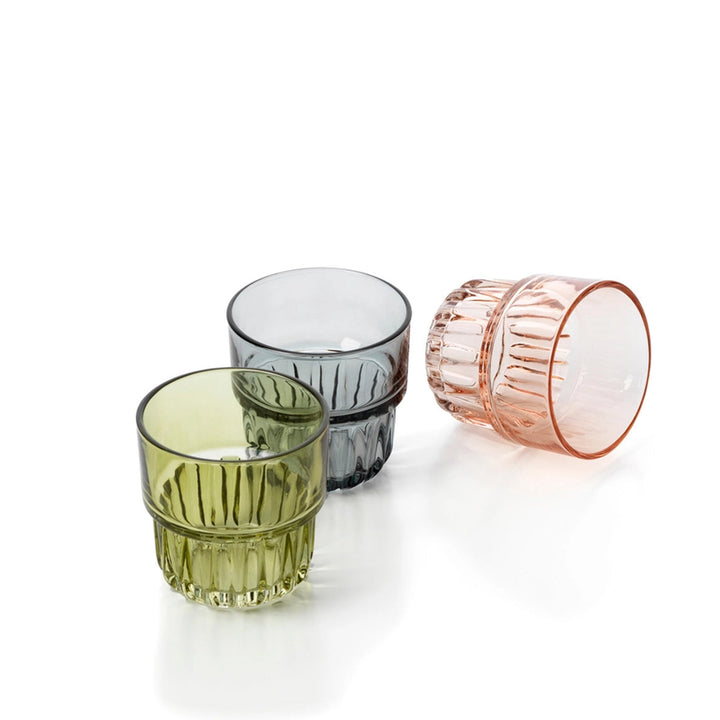 Kleines rosa Glas mit glatter Wand und facettiertem Fuß