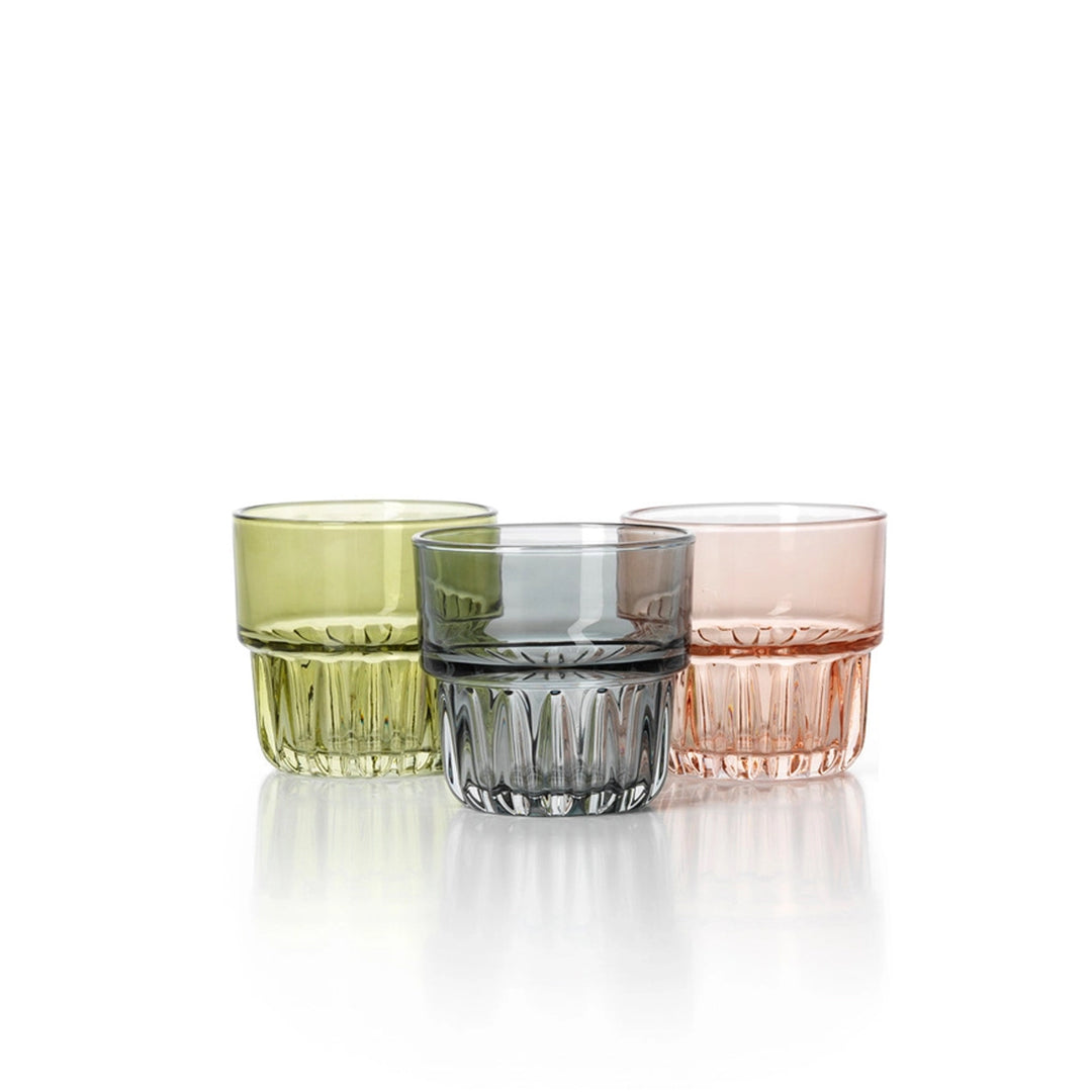 Kleines rosa Glas mit glatter Wand und facettiertem Fuß