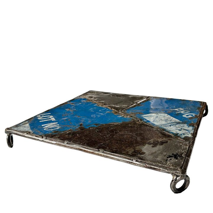 Rechteckiger Metalluntersetzer in Blau und Schwarz mit sichtbaren Metallfüßen