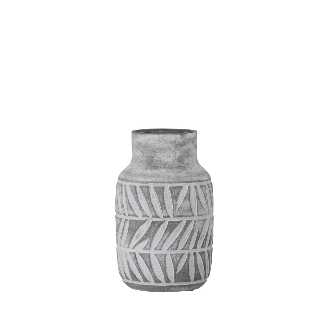 zylindrische graue Vase mit matter Betonoptik und hellem eingeprägtem Blattmuster rund um den Körper