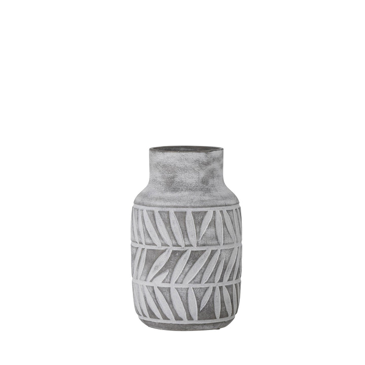 zylindrische graue Vase mit matter Betonoptik und hellem eingeprägtem Blattmuster rund um den Körper